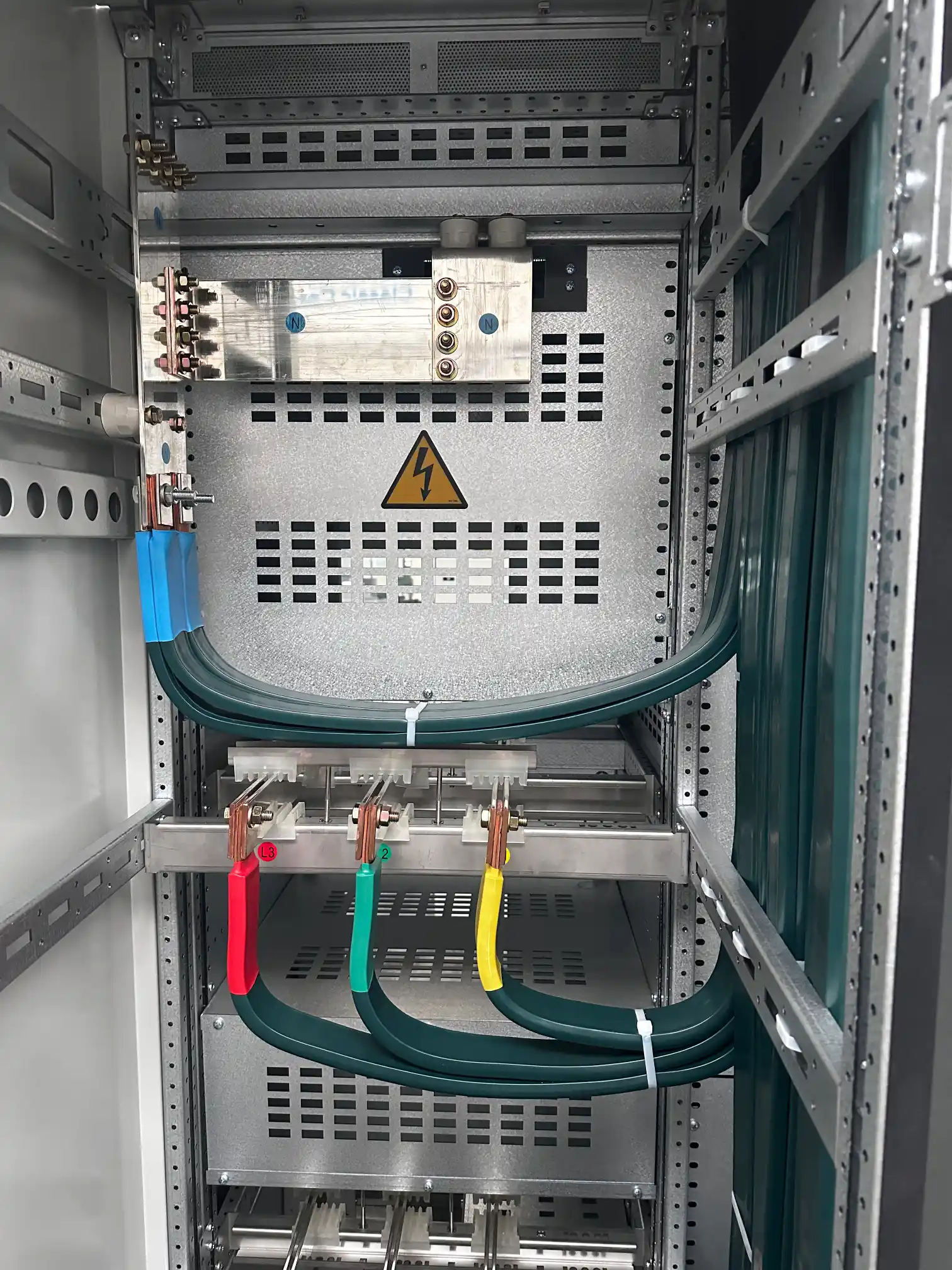 Data Center Flexible Busbar Solutions - UPS interconnect
