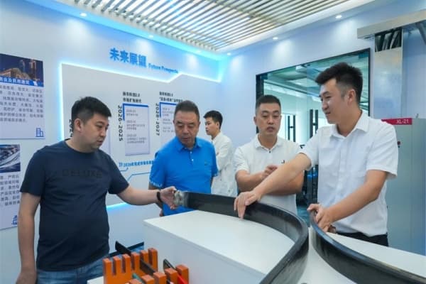 Presidente de la Cámara de Comercio de Dazhou de Sichuan de Guangdong visita Yanghuasti para intercambio y orientación