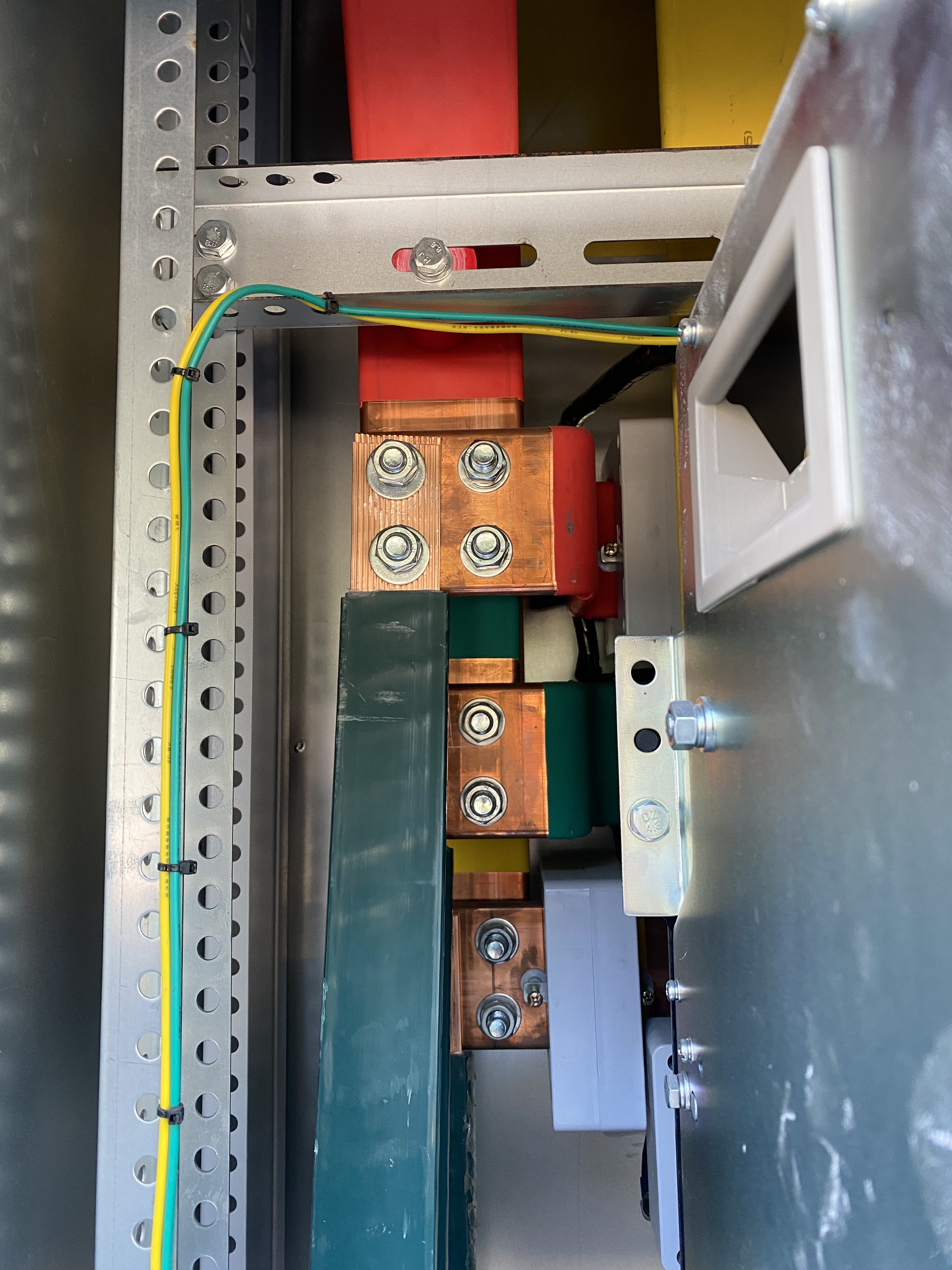 Perspectivas de Yanghua: ¿Explosión del busbar principal en la sala eléctrica? Sitio de instalación del proyecto de reparación de energía de emergencia con busbar flexible